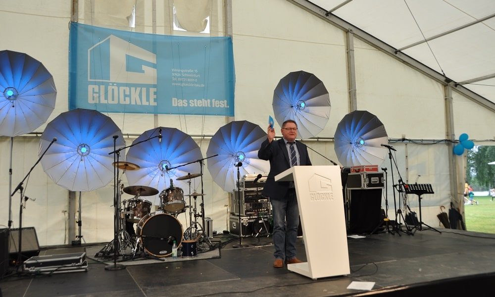 Gerhard Eck lobt bei seiner Rede die lange Familientradition von Glöckle