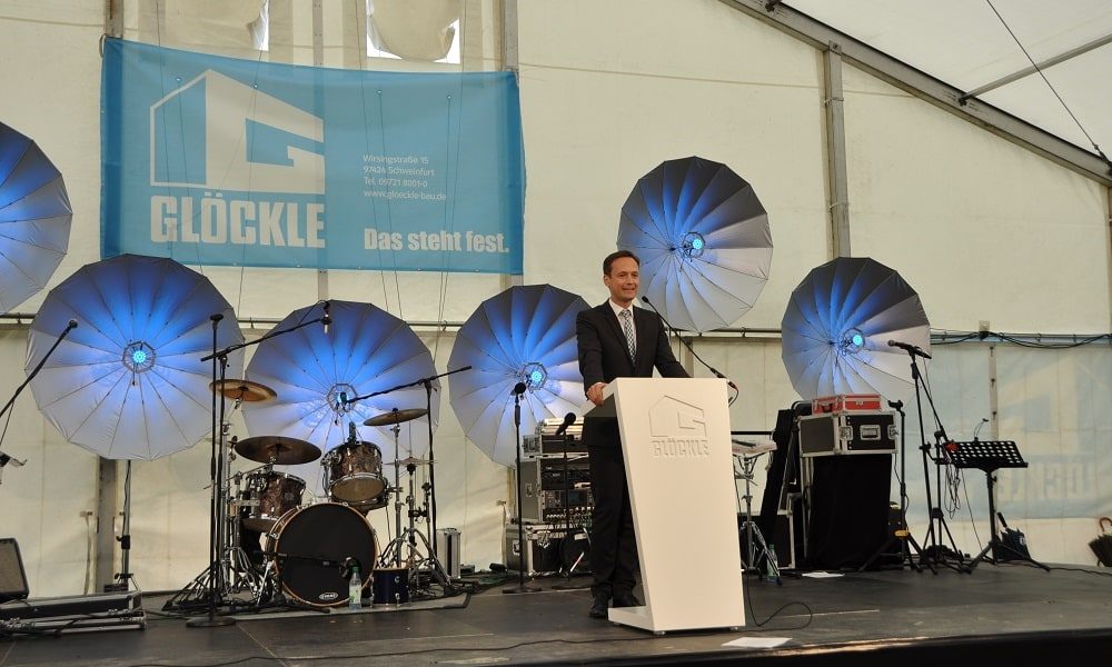 Landrat Florian Töpper hält eine Ansprache