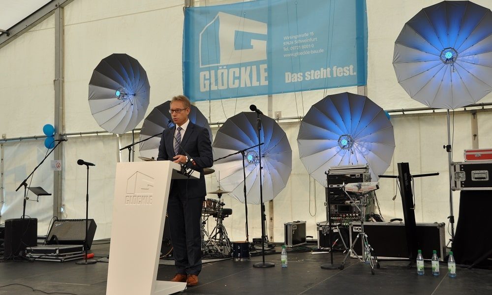 Jürgen Bode Geschäftsführer IHK Würzburg-Schweinfurt hält am 110-jährigen Glöckle Jubiläumsfest eine Ansprache