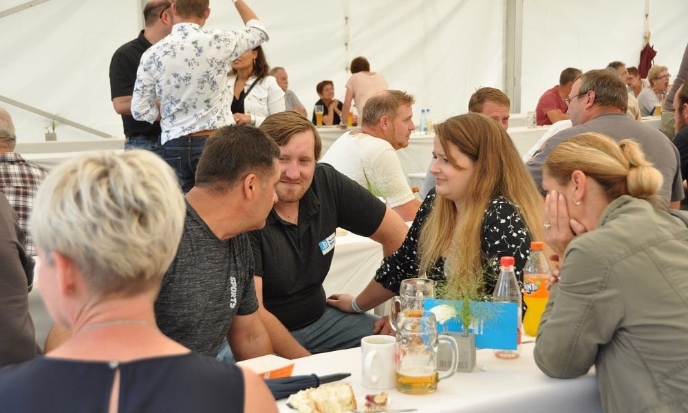 Mitarbeiter mit Familien, Gäste und Vertreter aus Politik folgten der Einladung zum Glöckle Sommerfest