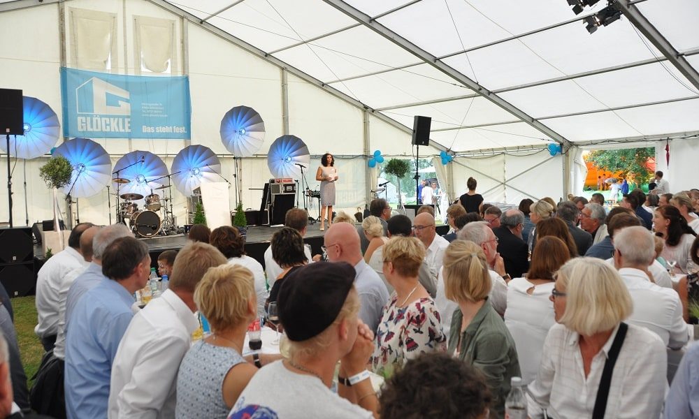 Glöckle-Mitarbeiterin Selena De Léon moderierte das 110-jährige Firmenfest von Glöckle