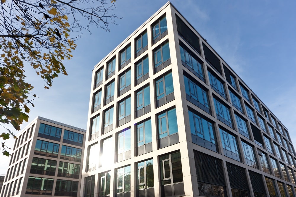 Neubau eines Bürogebäudes mit Stein- und Glasfassade in Nürnberg