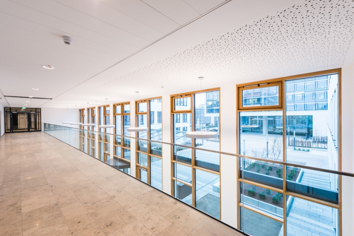 Eingangsbereich des neuen Bürogebäudes in Nürnberg