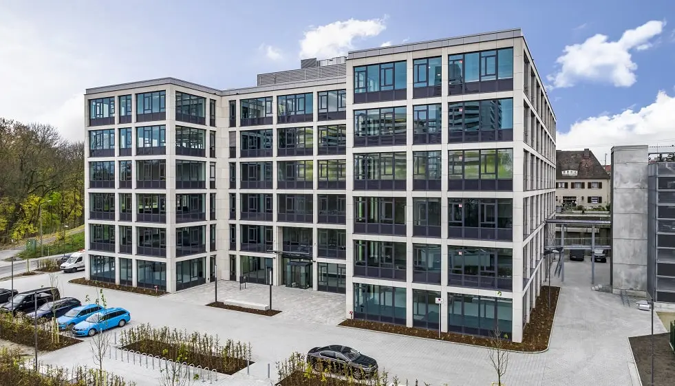 Neuer moderner Bürokomplex aus Stein und Glas in Nürnberg