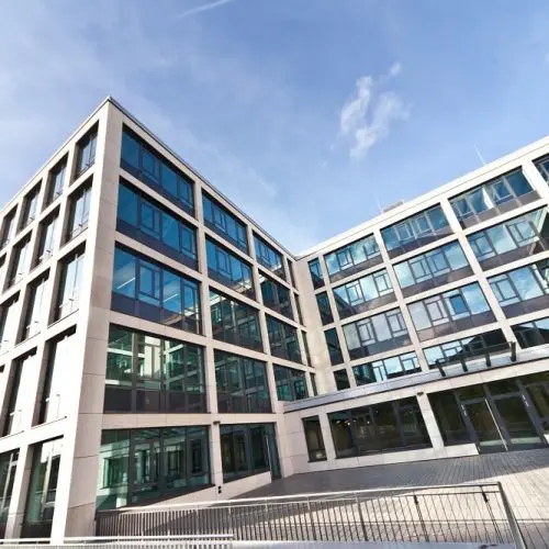 Außenbereich des Bürogebäudes mit angrenzenden Parkhaus