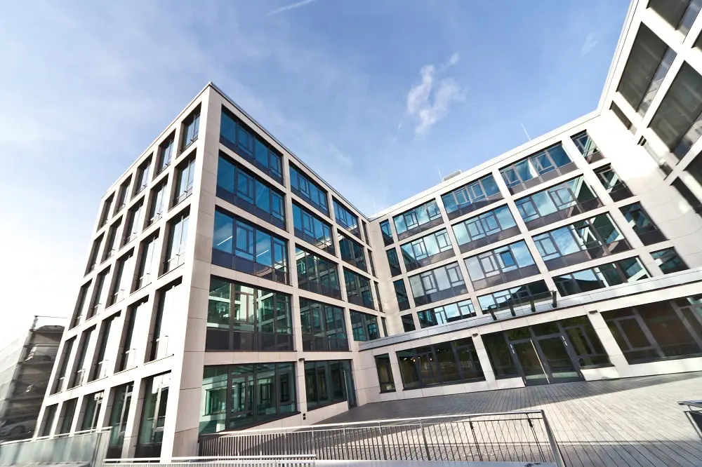 Außenbereich des Bürogebäudes mit angrenzenden Parkhaus