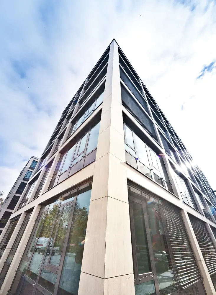 Detailaufnahmen Stein- und Glasfassade des neuen Bürogebäudes in Nürnberg