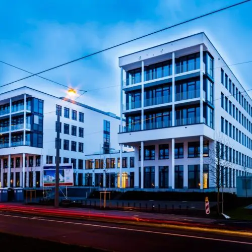 Neues Bürogebäude in Nürnberg bei Nacht