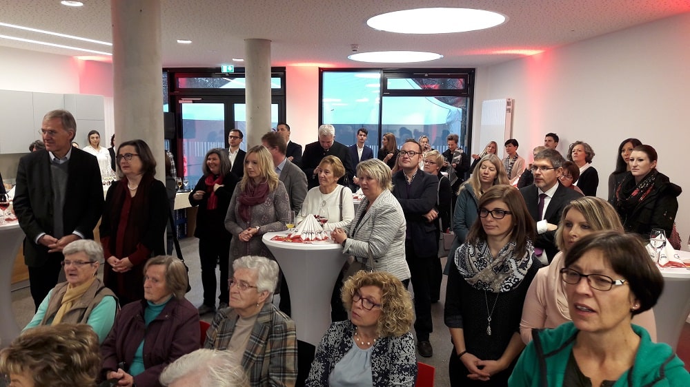 Gäste und Besucher bei der Eröffnung des AWO Seniorenwohnens