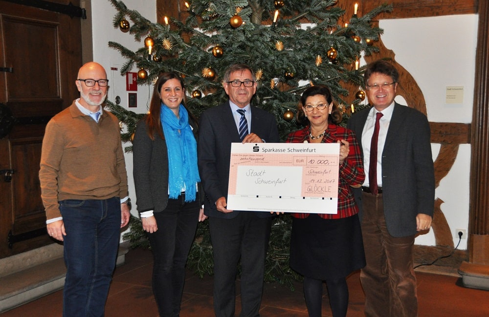 Spendenscheckübergabe von 10.000 Euro an die Stadt Schweinfurt zu Weihnachten