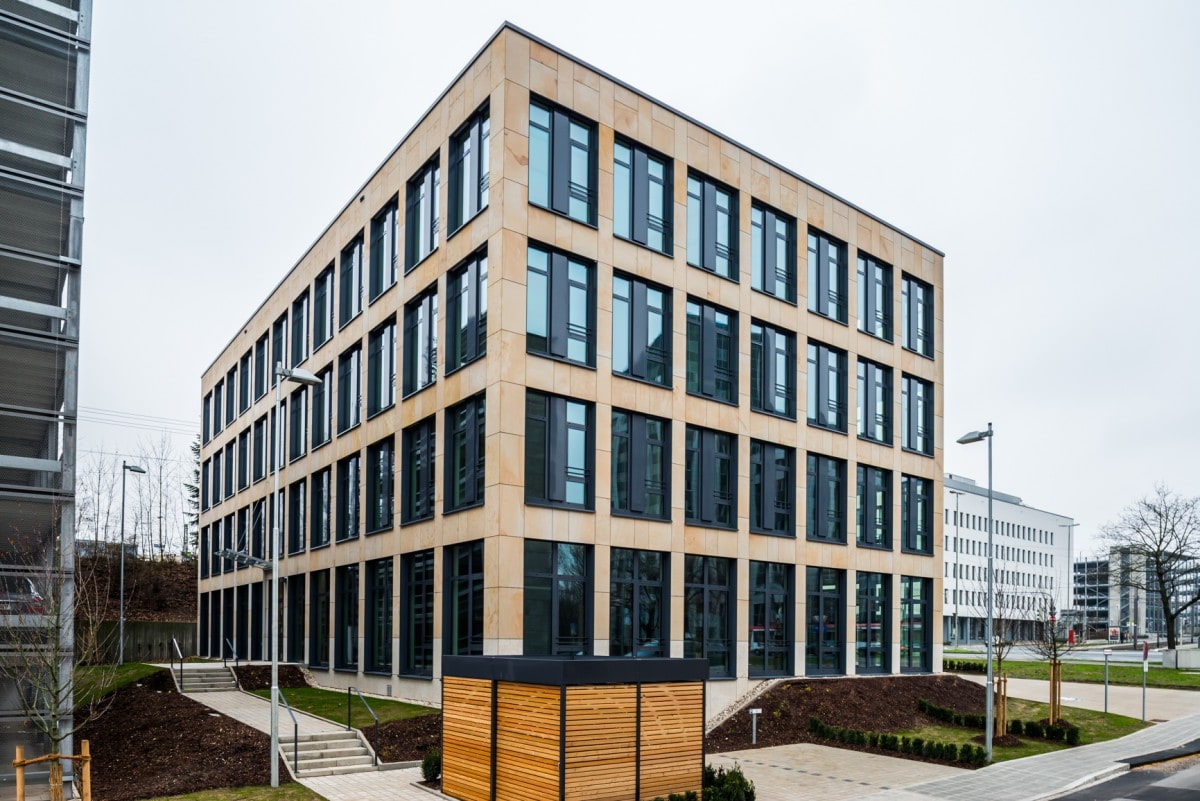 Neubau eines Bürogebäudes mit Natursteinfassade in Nürnberg