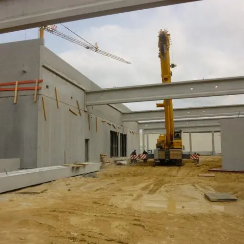 Mobiler Schwerlastkran bei der Montage von Betonfertigteilträgern