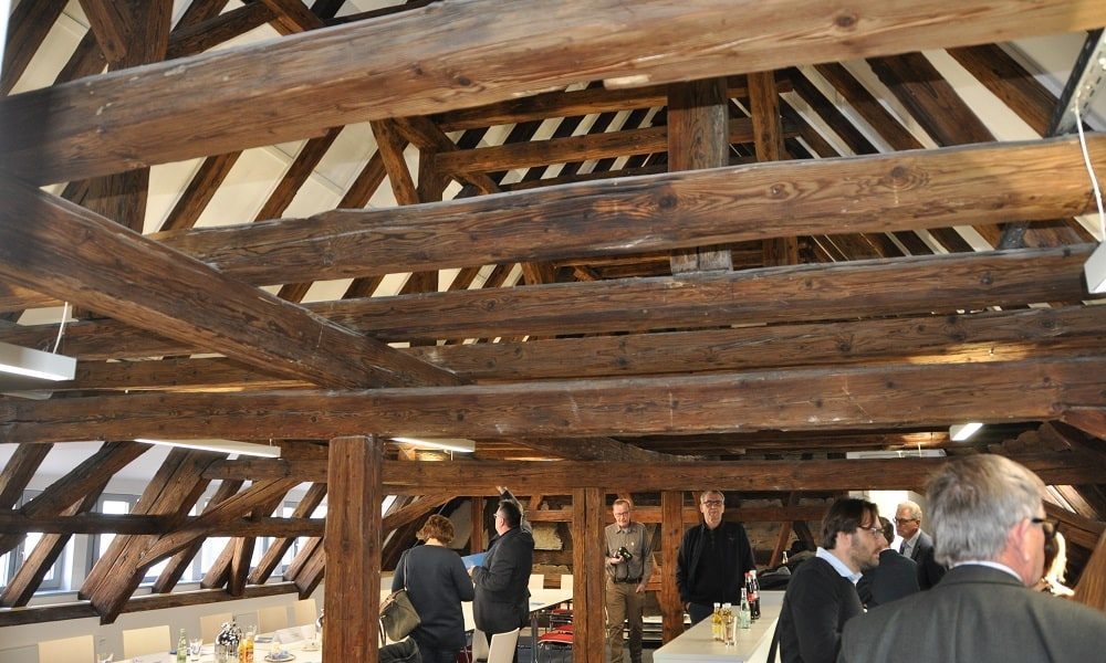 Ein alter erhaltener Dachstuhl wurde in den Neubau integriert