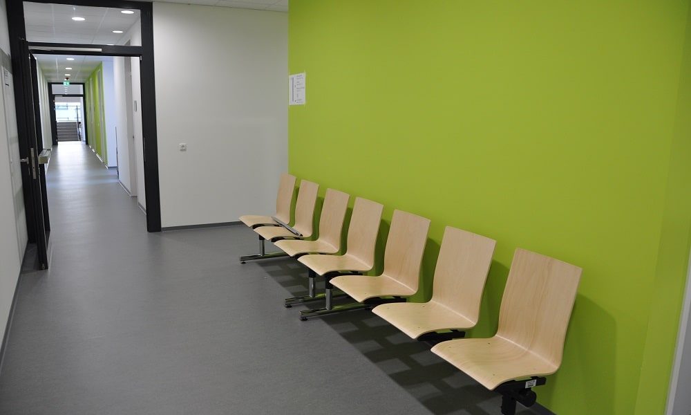 Die Wartebereiche im neue Jobcenter sind mit verschiedenen Farben freundlich gestaltet