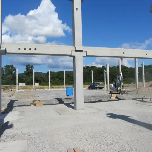 Montage von Stahlbetonfertigteilstützen in Alzenau