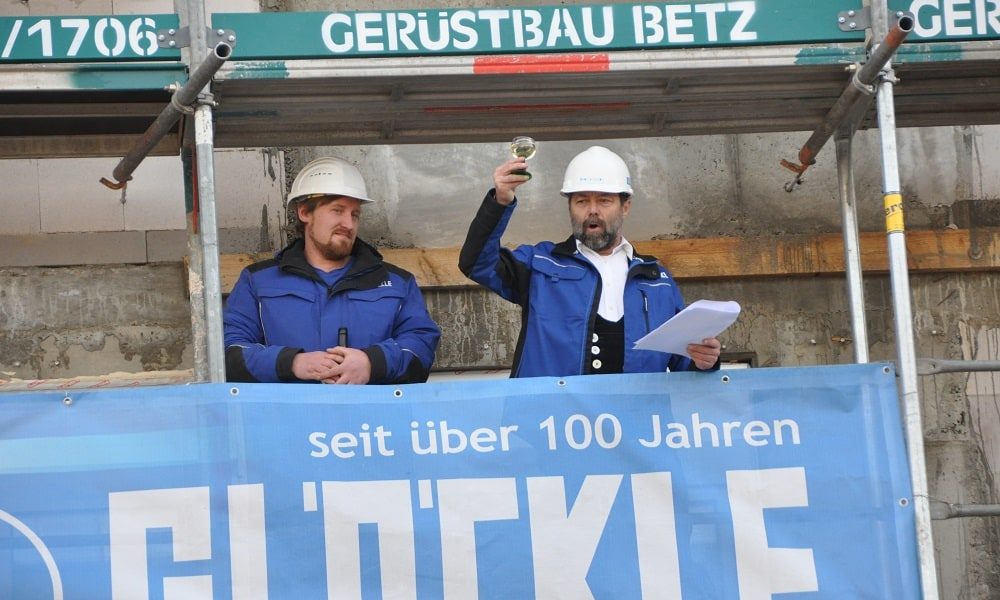 Richtspruch des Poliers hoch oben vom Gerüst beim Neubau des Gesundheitzentrums in Bamberg