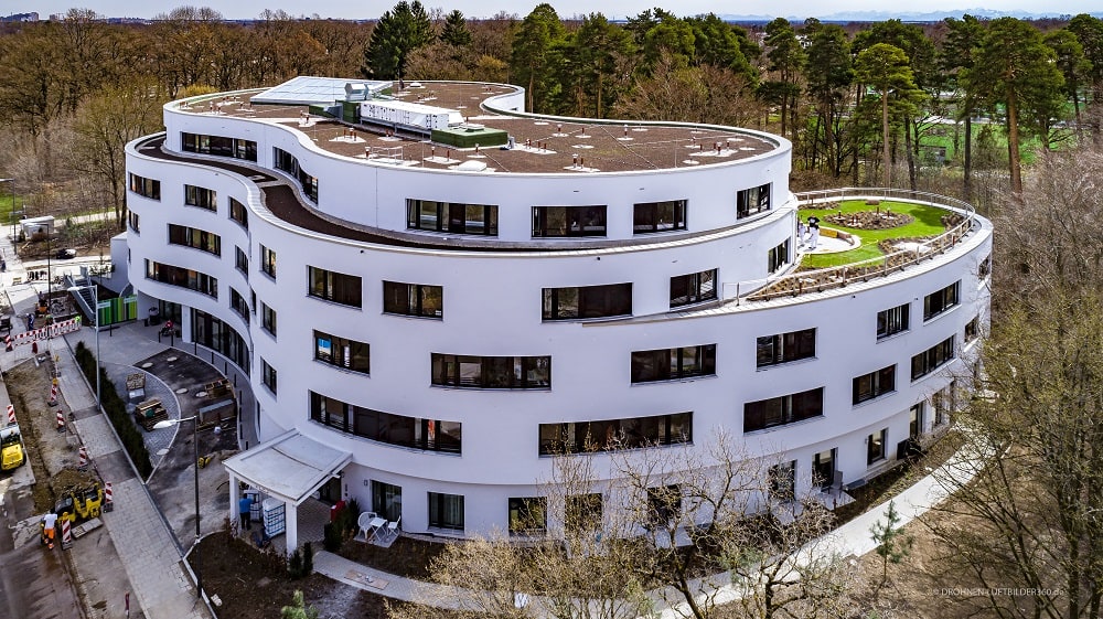 Die Architektur des neuen Seniorenwohnen am Föhrenpark erinnert eine liegende 8