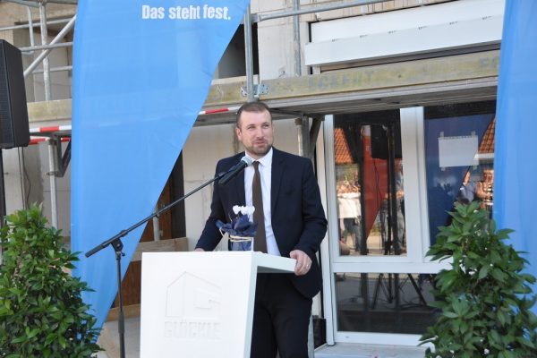 Bürgermeister Stefan Rottmann hält eine kurze Ansprache zum neuen Pflegezentrum in Schonungen