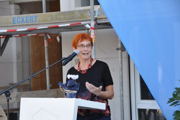 Johanna Niklaus von der Caritas Sozialstation Liborius Wagner bei ihrer Rede zum Richtfest des neuen Wohn- und Geschäftshaus in Schonungen