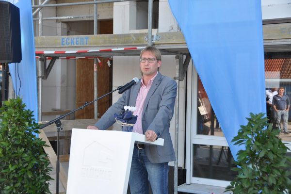 Stellvertretender Vorsitzender Gerald Möhrlein von der AWO Unterfranken spricht eine kurze Rede zum Richtfest den neuen Pflegezentrums in Schonungen