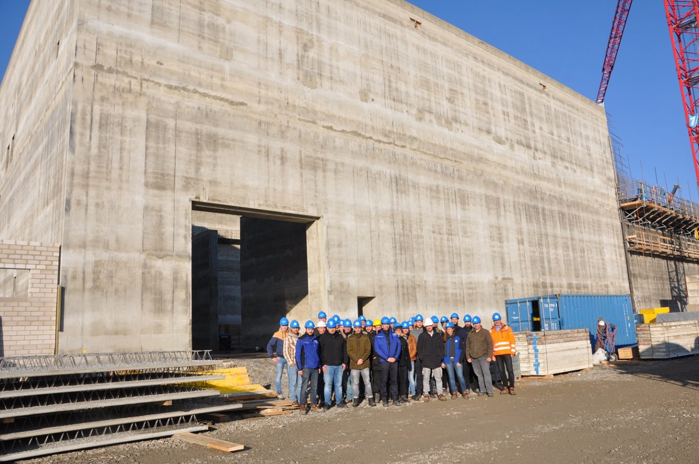 Gruppenbild der Technikerklasse aus Würzburg vor dem Rohbau der neuen Bereitstellungshalle in Grafenrheinfeld