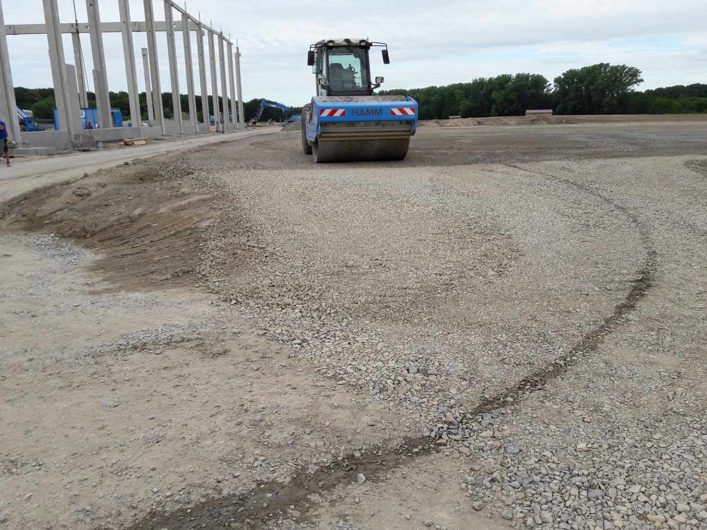 Die neuen Parkplätze und Stellflächen des Logistikzentrum werden durch eine Walze begradigt