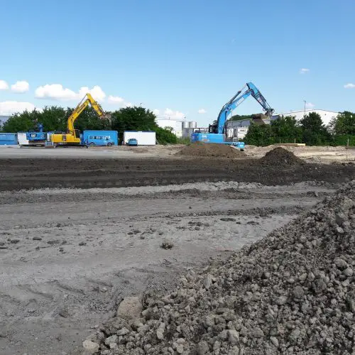 Mehrere Glöckle-Bagger, Raupen, Walzen sind mit der Erneuerung der Außenanlagen beschäftigt