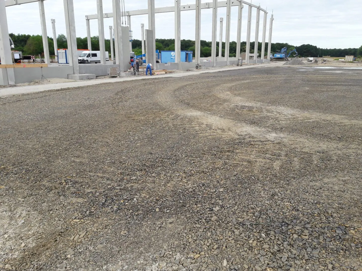 Das Grundgerüst für die neue Lagerhalle aus Stahlbetonstützen steht bereits