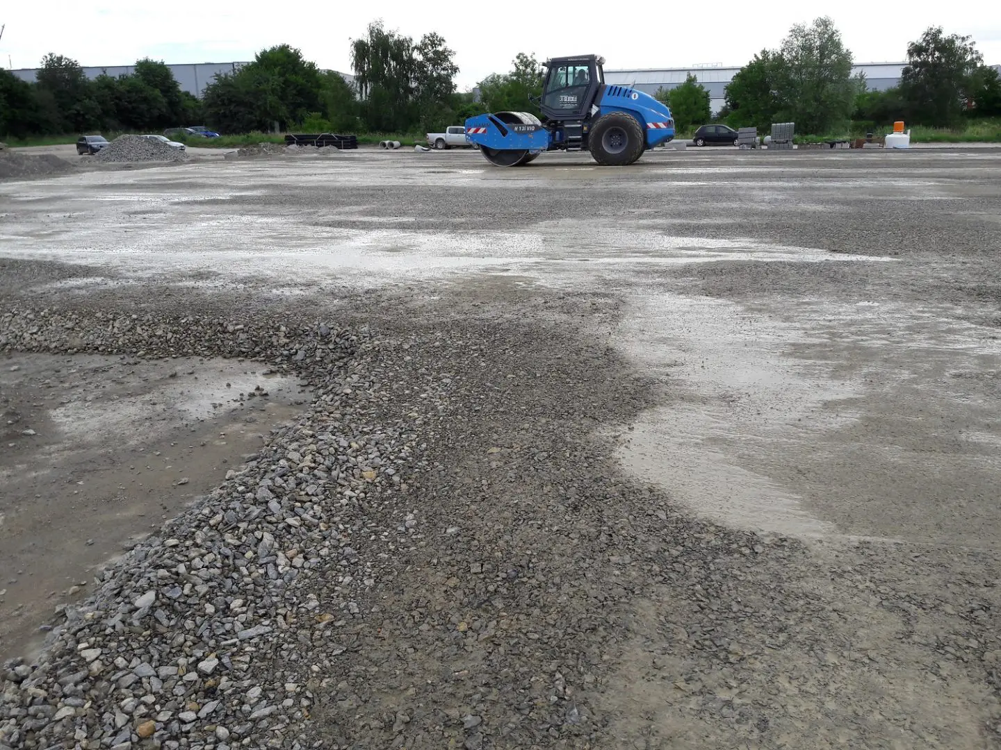 Blau Glöckle-Walze begradigt die Außenflächen der neuen Logistikhalle