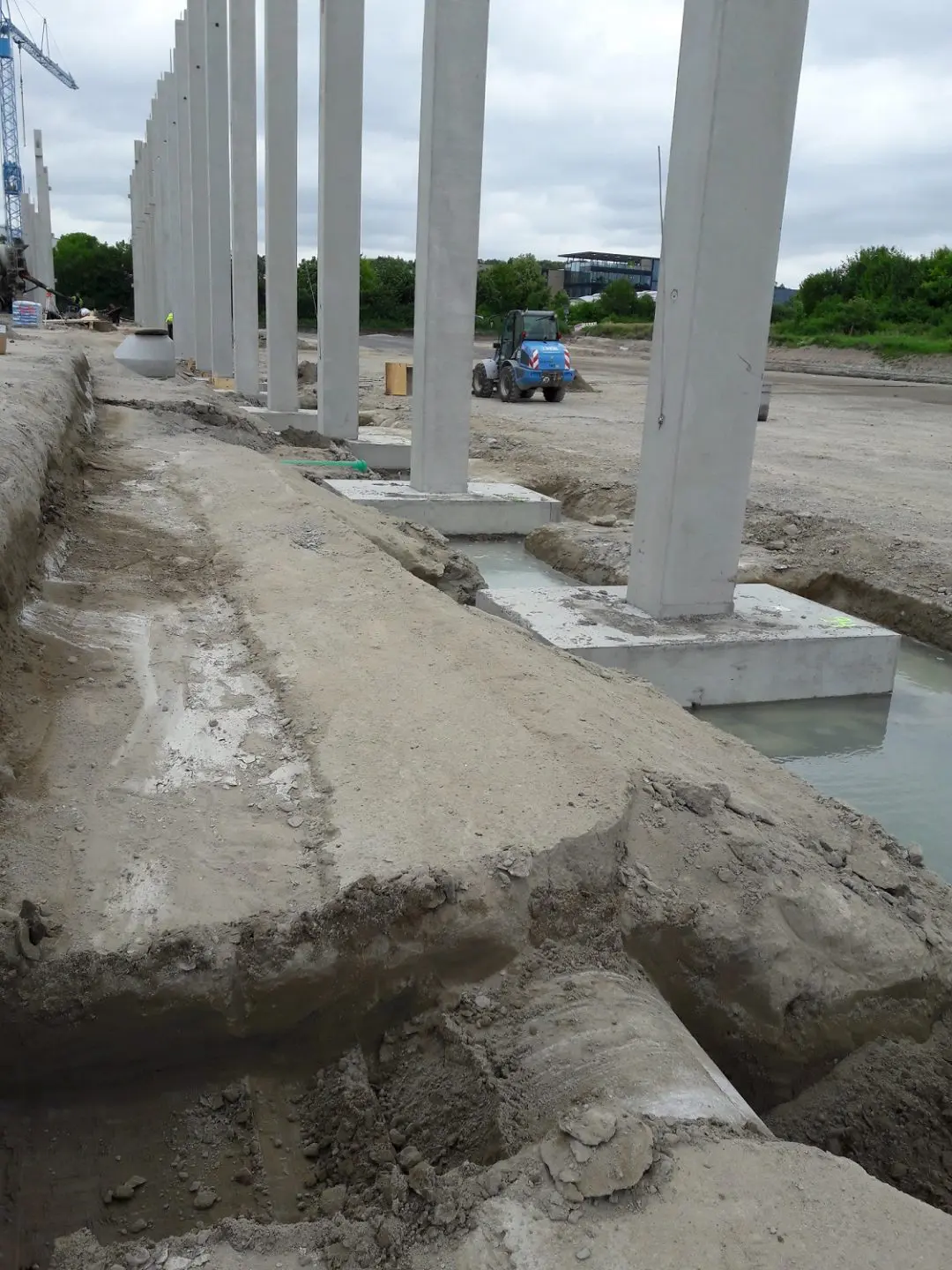 Große Stützen aus Stahlbeton bilden das Grundgerüst der neuen Lagerhalle