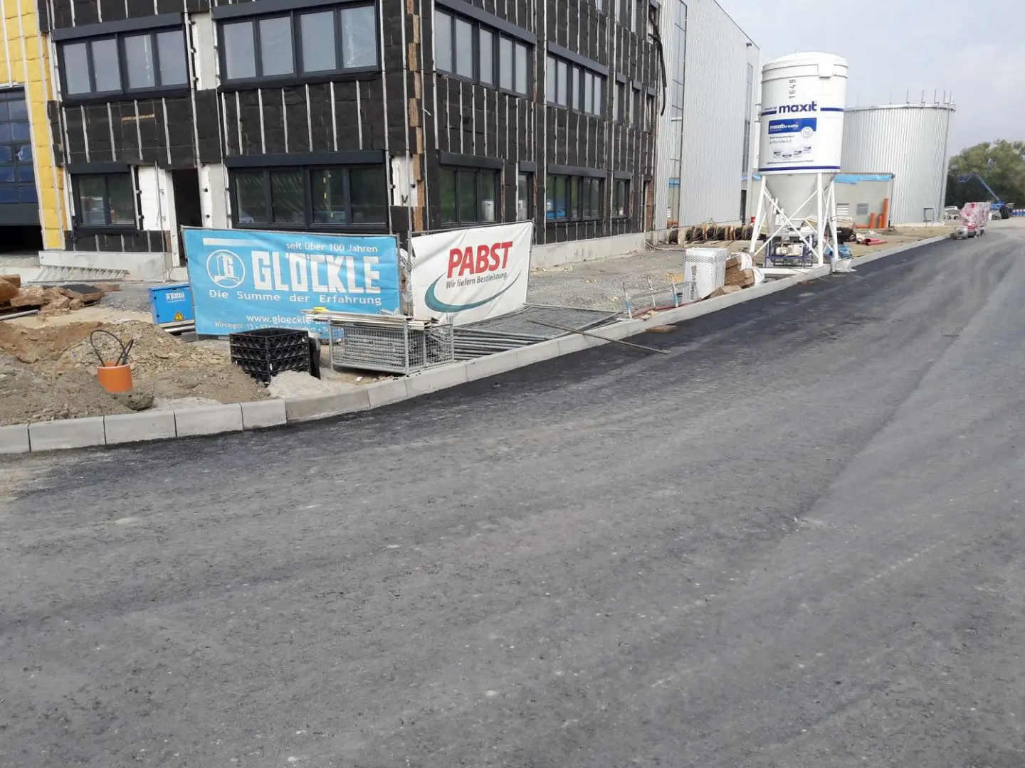 Die neue Lagerhalle steht bereits und die Zufahrtswege sind bereits asphaltiert