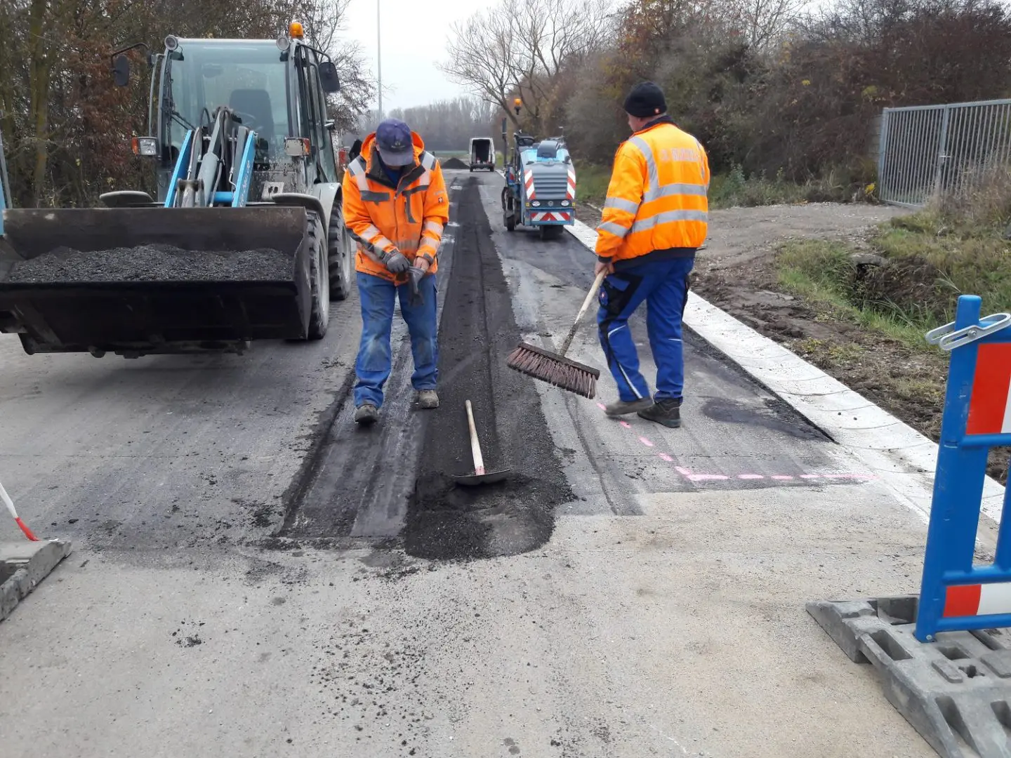 Glöckle Mitarbeiter bereiten die Zufahrtstraße zum Baugebiet vor
