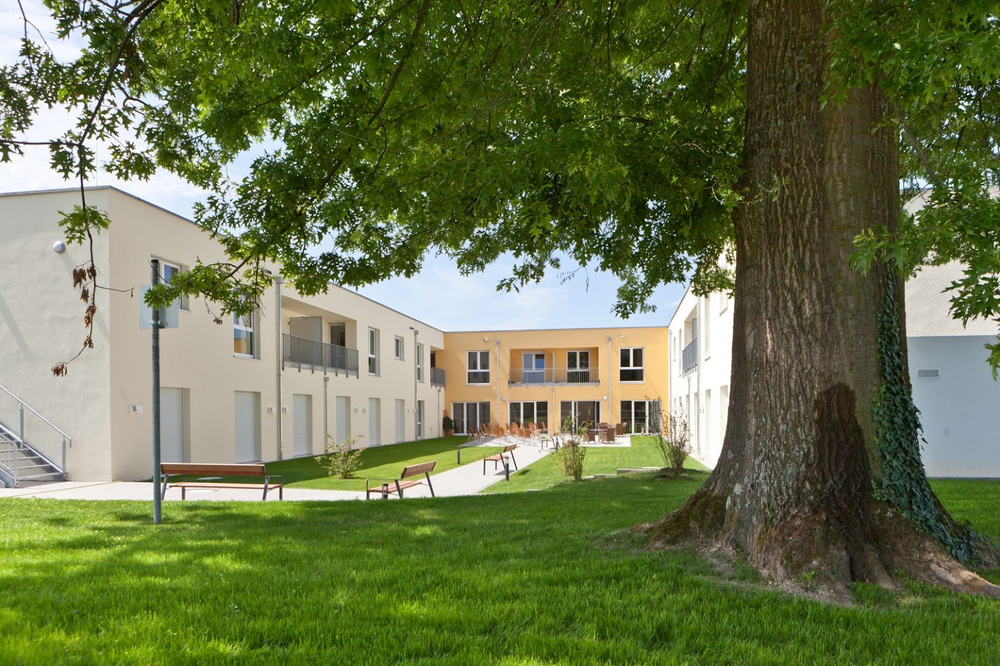 Schön gestaltete Außenanlagen laden auch zu einem Spaziergang um das Pflegezentrum Lichtenau-Ulm ein