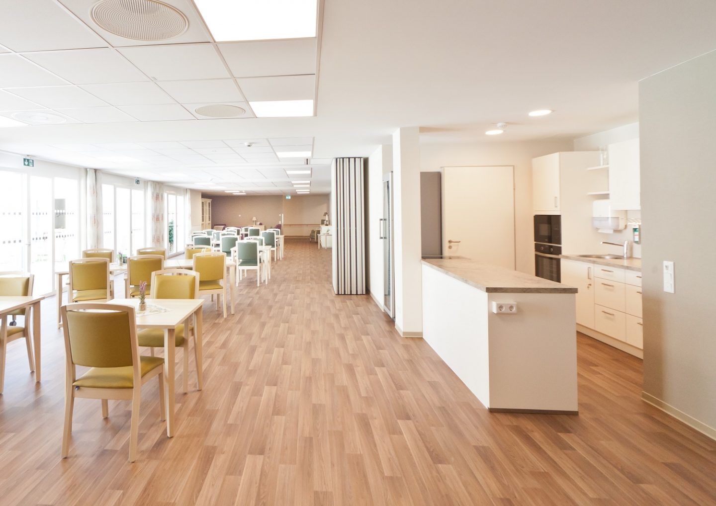 Helle und freundliche Cafeteria im neuen Pflegezentrum Lichtenau-Ulm