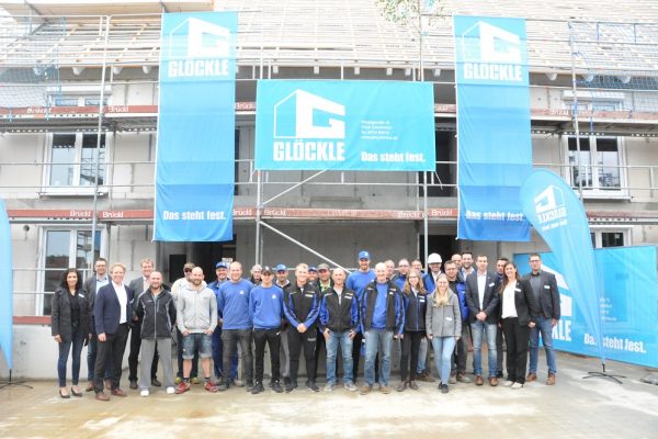 Das komplette Baustellen- und Planungsteam für die neuen Mehrfamilienhäuser in Kürnach von Glöckle