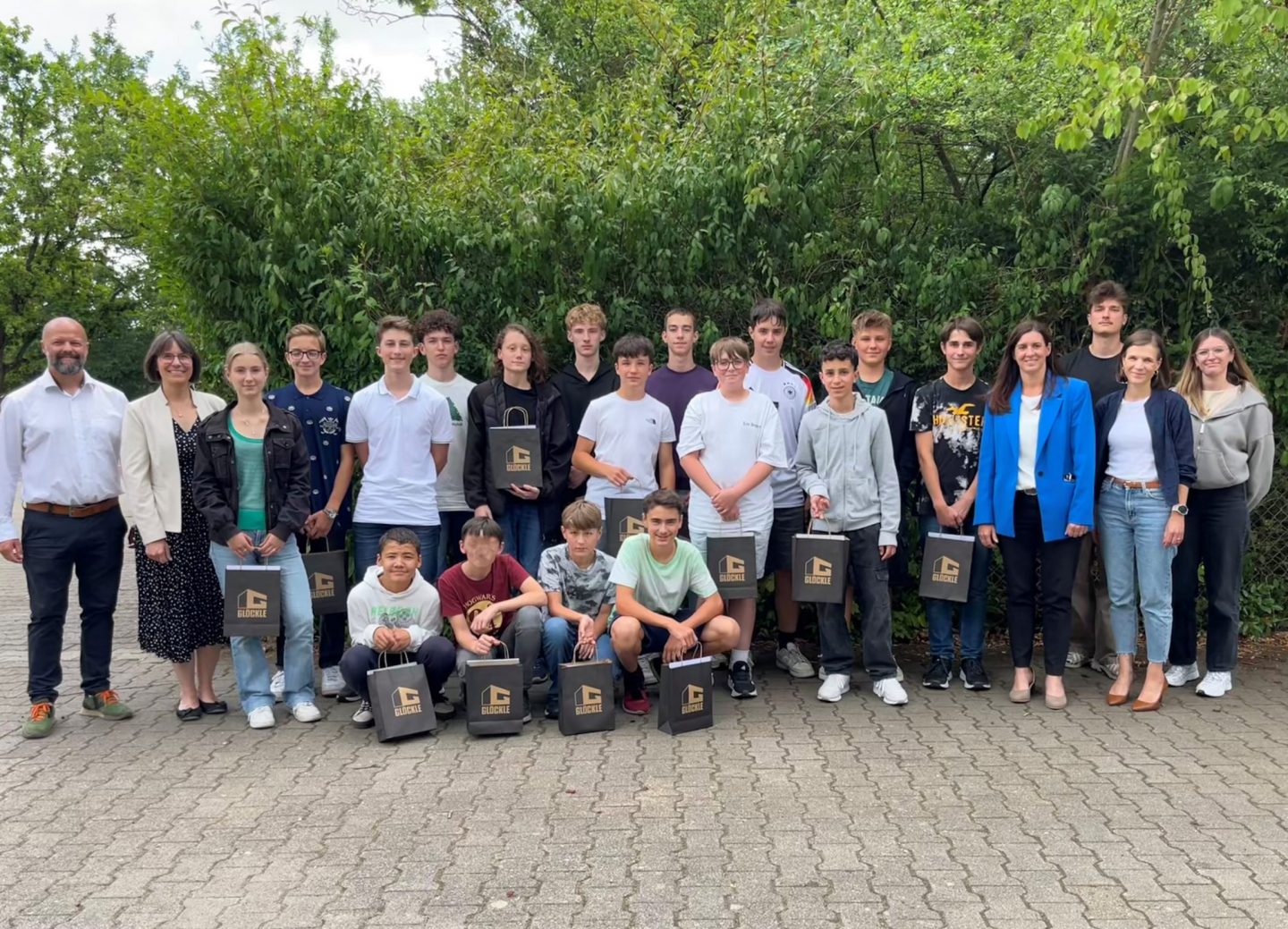 Schülerinnen und Schüler der Junior-Ingenieur-Akademie mit dem Projektpartner Unternehmensgruppe Glöckle