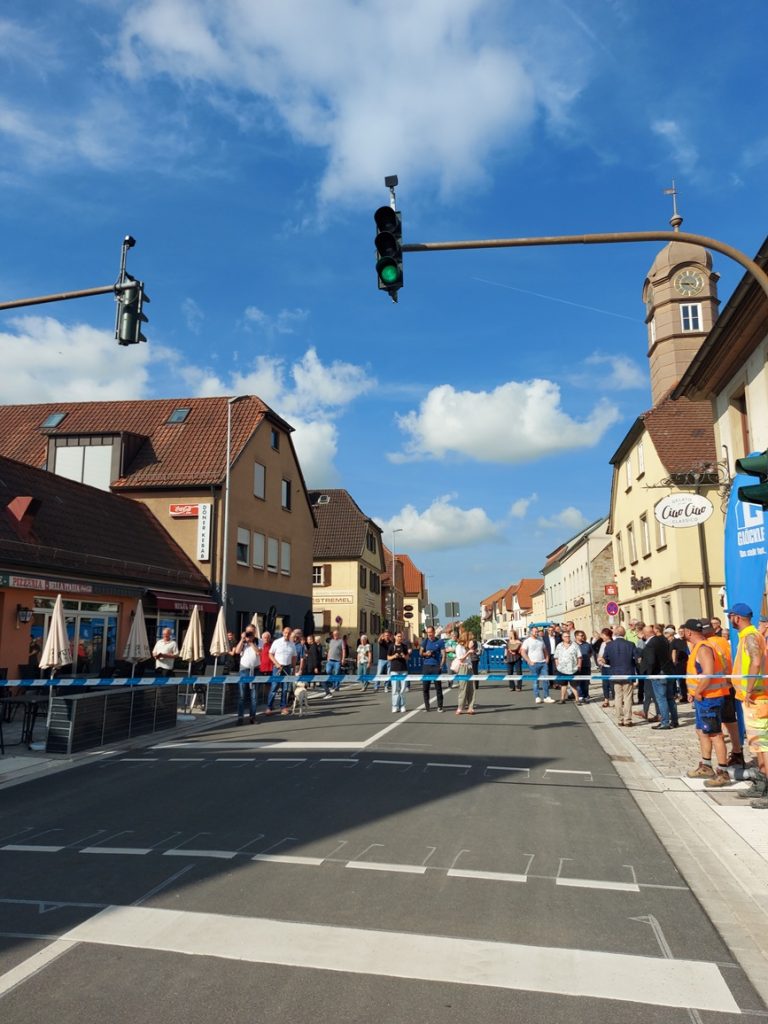Große Teilnahme an der Eröffnung der offiziellen Verkehrsfreigabe der Oberndorfer Hauptstraße